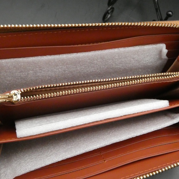 Coach Lg Zip Around Peanuts Wallet - Picture 3 of 3